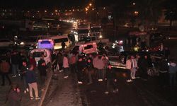 Bir anda ortalık savaş alanına döndü: Vinç 6 aracı ezdi