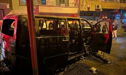 Bir minibüs, üç araç... Elektrik aksamı kısa devre yaptı, yangın büyüdü!