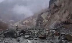 Dev kaya parçaları yolu kapattı: Ulaşım durdurdu, iş makineleri seferber oldu!