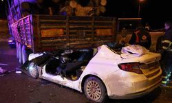 Otomobil, tırın dorsesine girdi: 1 ölü, 2 ağır yaralı