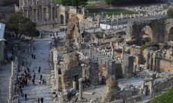 Efes’te Roma seçkinlerine ait mermer küvet gün yüzüne çıktı