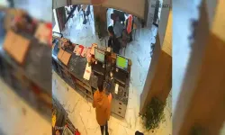 Faciadan dönüldü... Otomobil döner salonunun içine daldı!