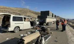 Feci kaza! Tır ile minibüs çarpıştı: 3 kişi hayatını kaybetti