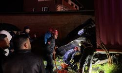 Feci kaza: TIR tren yoluna devrildi, 28 yaşındaki sürücü hayatını kaybetti