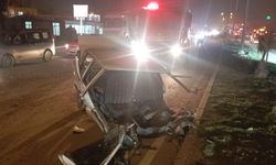 Feci kaza: Tofaş otomobil tırla çarpıştı, araç ikiye bölündü