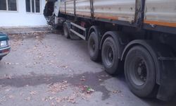 Freni boşalan tır faciası: 5 keçi telef oldu, fırın duvarı yıkıldı!