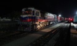 Hemzemin geçitte korkutan kaza: Yük treni otomobile çarptı, 5 kişi yaralandı