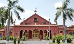 Hindistan'da silahlı saldırı! Kampüste silahlı saldırıya uğrayan öğretmen öldü