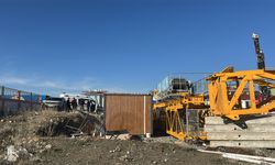 İnşaat alanında tehlikeli anlar: Vinçten düşen parça işçiye çarptı