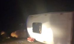 İnşaat işçilerini taşıyan minibüs devrildi: Yaralılar var!