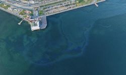 İzmir Körfezi’ndeki kirlilik tepki çekti: Başkan Cemil Tugay’dan “ağır yaptırım” çağrısı