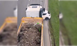 İzmir'de feci kaza! Kamyon önündeki otomobili 100 metre sürükledi