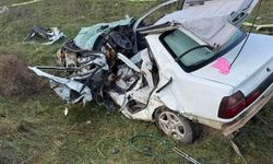 İzmir'de iki otomobilin çarpıştığı kazada 1 kişi hayatını kaybetti