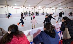 İzmir'de kış eğlencesi buz pistlerinde hayat buldu