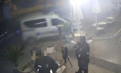 İzmir’de korkutan anlar: Otomobil park halindeki polis aracına çarptı