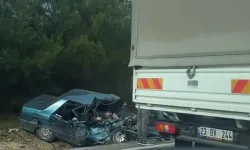 İzmir'de otomobil ile kamyonet çarpıştı: 2 kişi öldü, 2 kişi yaralandı