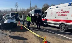 Yolcu midibüsü ile otomobilin kafa kafaya çarpıştığı kazada 11 kişi yaralandı