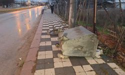 Kaldırıma savrulan motosiklet çöp konteynerine çarptı: 17 yaşındaki genç kurtarılamadı!