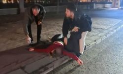 Kaldırıma yattı, çığlık attı... Polisi görünce kaçmaya çalıştı!