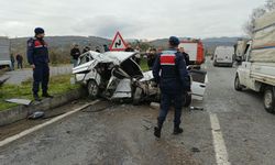 Kamyona arkadan çarpan otomobil hurdaya döndü: 1 ölü, 2 ağır yaralı!