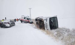 Kar kazası korkuttu: İşçileri taşıyan minibüs ve ambulans şarampole düştü