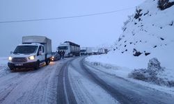 Kar ve tipi ulaşımı durdurdu: Araçlar yolda kaldı!