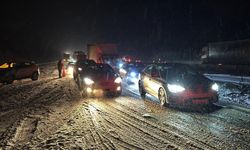 Kar yağışı hayatı felç etti: Araçlar birbirine girdi, ulaşım durdu!