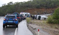 Kaygan yolda facia kıl payı atlatıldı: Yolcu minibüsü devrildi, yaralılar var!