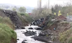 Kent sağanağa teslim oldu: Yol çöktü, araçlar dereye sürüklendi