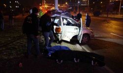 Kontrolden çıkan otomobil trambüs direğine çarptı: 24 yaşındaki genç öldü