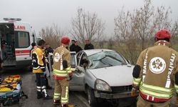 Kontrolünü kaybeden araç refüje ve bariyerlere çarptı: 1 ölü, 1 yaralı