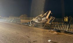 Köprü demirlerine çarpan araç hurdaya döndü: 1 ölü, 3 yaralı!