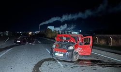 Korkutan kaza: Otomobil ve hafif ticari araç çarpıştı, yaralılar var!