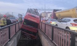 Lastik patladı, itfaiye aracı ikiye bölünen köprü arasında sıkıştı!