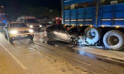 Lüks otomobil kamyona arkadan ok gibi saplandı: 1 ölü, 2 yaralı