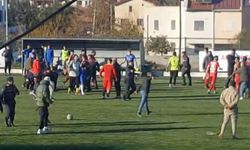 Maç bitti, gerginlik bitmedi: Futbolcular sahada birbirine girdi!