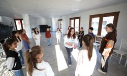 Menderes Belediyesi'nden çocuklara tiyatro eğitimi