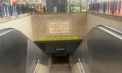 Metro istasyonunda raylara atlayan kişi hayatını kaybetti