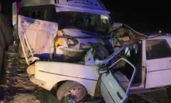 Minibüsle çarpışan otomobilin sürücüsü öldü