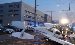Motor arızası veren küçük uçak caddeye acil iniş yaptı: 3 yaralı