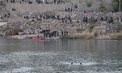 Nehir kenarında oyun faciası: Küçük çocuk suda kayboldu!