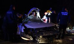 Otomobil kağıt gibi dağıldı: Otomobil trambüs direğine çarptı, 1'i ağır 2 yaralı!