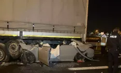 Tırın altına giren otomobil can aldı: 2 ölü, 1 ağır yaralı