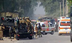 Pakistan'da polis aracına bombalı saldırı: Çok sayıda ölü var