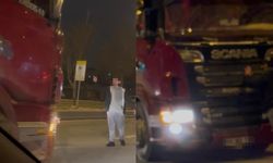 Pes dedirten olay! Alkollü şahıs tırın önüne yattı, trafiği kilitledi!