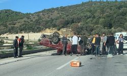 Refüje çarpıp devrilen kamyonetin sürücüsü hayatını kaybetti