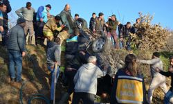 Şarampole devrilen otomobilde can pazarı... 88 yaşındaki sürücü araçta sıkıştı