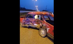 Servis minibüsü ile otomobil çarpıştı: 1 ölü, 10 yaralı