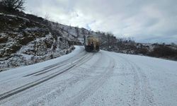 Spil’den Bozdağ’a kar kaplanan yollara müdahale