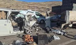 TIR’a arkadan çarpan araçtaki 3 kişi hayatını kaybetti